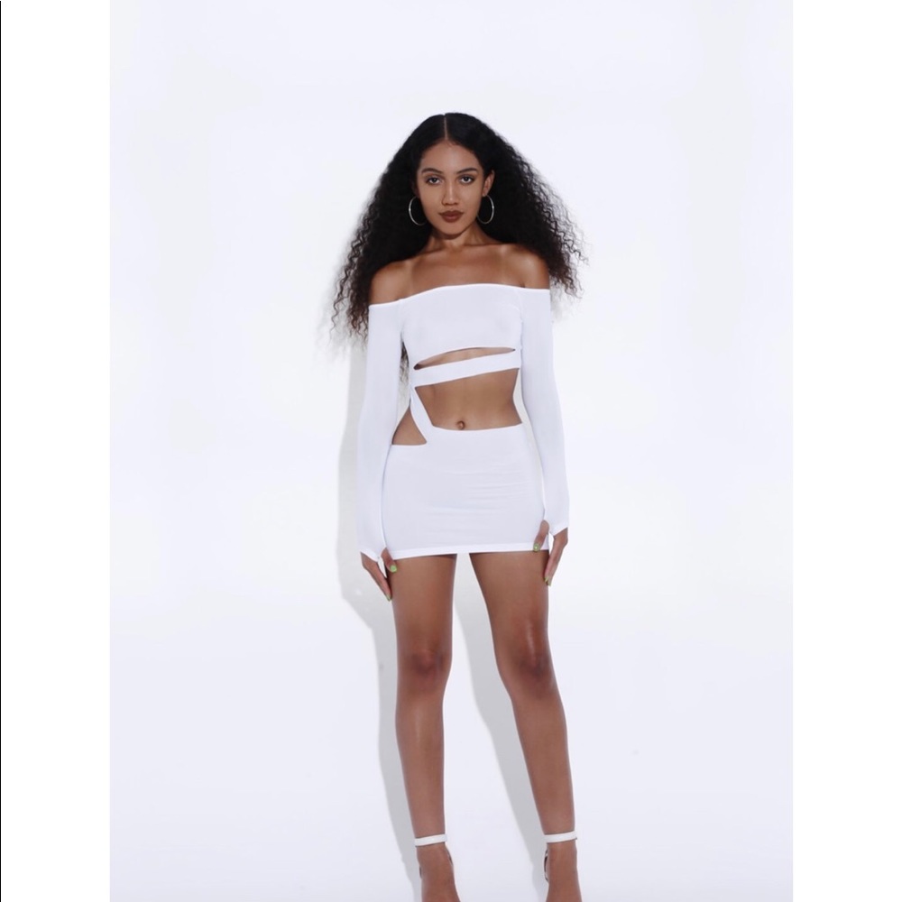 White dress in a xs never worn too small for me